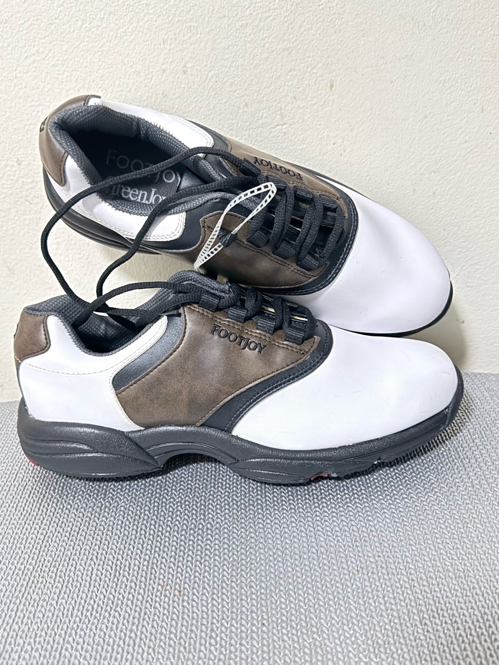 New spiked golf shoes SZ:8M.